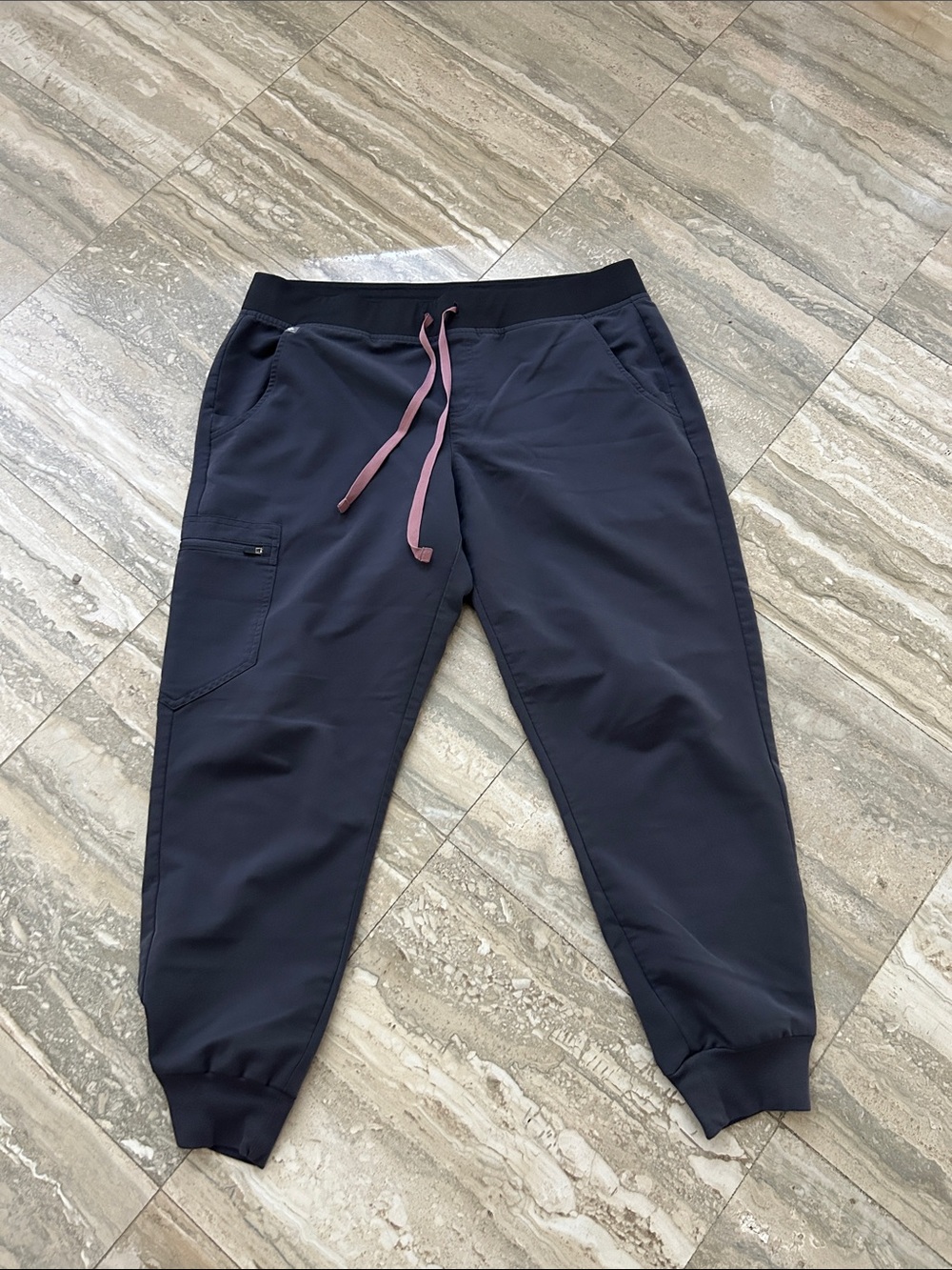 Figs charcoal Women's Zamora Jogger Scrub Pant size large petite